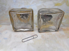 Laden Sie das Bild in den Galerie-Viewer, Ein gläsernes Tintenfass und ein Schleifstein aus einem georgianischen Schreibkasten. Um 1820.