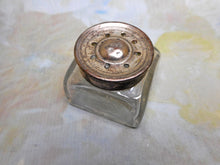 Laden Sie das Bild in den Galerie-Viewer, Ein gläsernes Tintenfass und ein Schleifstein aus einem georgianischen Schreibkasten. Um 1820.