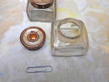 Laden Sie das Bild in den Galerie-Viewer, Ein gläsernes Tintenfass und ein Schleifstein aus einem georgianischen Schreibkasten. Um 1820.