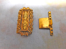 Charger l'image dans la galerie, Un joli petit fermoir de bracelet en métal doré. Vers 1830