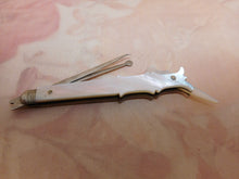Charger l'image dans la galerie, Outil combinant cure-dents et cuillère à oreilles en nacre. Vers 1830