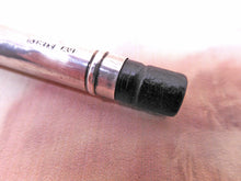 Laden Sie das Bild in den Galerie-Viewer, Ein silber/schwarz lackierter Druckbleistift. HM 1923.