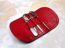 Laden Sie das Bild in den Galerie-Viewer, A small, fitted red leather hussif / etui. Georgian. c1800