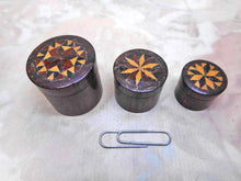 Charger l'image dans la galerie, VENDU…………Un ensemble de trois boîtes en faïence de Tunbridge. Milieu du XIXe siècle