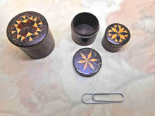 Charger l'image dans la galerie, VENDU…………Un ensemble de trois boîtes en faïence de Tunbridge. Milieu du XIXe siècle