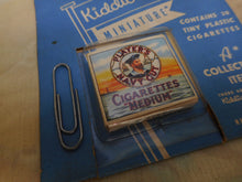 Laden Sie das Bild in den Galerie-Viewer, Eine Original-Displaykarte für „Players“-Spielzeugzigaretten von Kiddicraft. ca. 1965