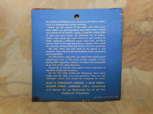 Laden Sie das Bild in den Galerie-Viewer, Eine Original-Displaykarte für „Players“-Spielzeugzigaretten von Kiddicraft. ca. 1965