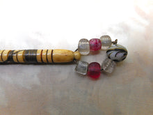 Charger l'image dans la galerie, VENDU…….Un fuseau à dentelle en os avec fil de laiton. 19e siècle.