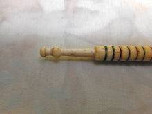 Charger l'image dans la galerie, VENDU…….Un fuseau à dentelle en os avec fil de laiton. 19e siècle.