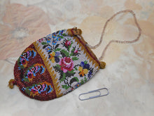 Charger l'image dans la galerie, Un sac à main ancien en perles à motifs berlinois. Vers 1850