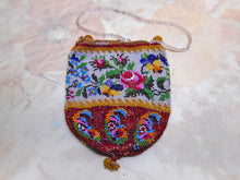 Charger l'image dans la galerie, Un sac à main ancien en perles à motifs berlinois. Vers 1850