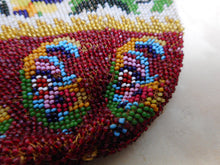 Charger l'image dans la galerie, Un sac à main ancien en perles à motifs berlinois. Vers 1850