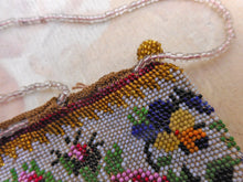 Charger l'image dans la galerie, Un sac à main ancien en perles à motifs berlinois. Vers 1850