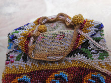Charger l'image dans la galerie, Un sac à main ancien en perles à motifs berlinois. Vers 1850