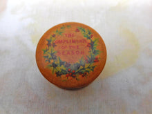 Charger l'image dans la galerie, Petit pot à baume Mauchline Ware. Thème de Noël. « Meilleurs vœux pour les fêtes ».