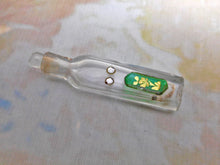 Laden Sie das Bild in den Galerie-Viewer, Ein kleines, mit Juwelen besetztes Duftfläschchen mit Glasverschluss. Um 1880