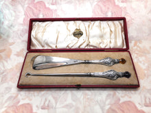 Charger l'image dans la galerie, A cased silver button hook and shoe horn. Birmingham 1912.