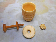 Laden Sie das Bild in den Galerie-Viewer, Ein seltenes Baumwollfass aus Hammelknochen. ca. 1800