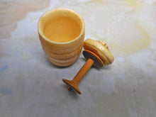 Laden Sie das Bild in den Galerie-Viewer, Ein seltenes Baumwollfass aus Hammelknochen. ca. 1800