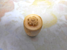 Laden Sie das Bild in den Galerie-Viewer, Ein seltenes Baumwollfass aus Hammelknochen. ca. 1800