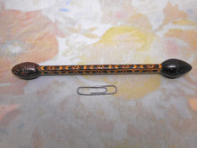 Charger l'image dans la galerie, Un raccommodeur de gants en Tunbridge Ware. Vers 1860