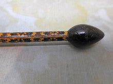 Charger l'image dans la galerie, Un raccommodeur de gants en Tunbridge Ware. Vers 1860