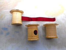 Charger l'image dans la galerie, VENDU.......Un cirage à fil surmonté de nacre, un mètre ruban et un coussin d'émeri. c1850
