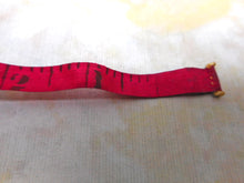 Laden Sie das Bild in den Galerie-Viewer, VERKAUFT.......Ein Maßband mit Perlenbesatz. ca. 1850