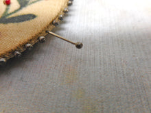 Charger l'image dans la galerie, VENDU........Un coussin à épingles en soie géorgien avec broderie perlée. Vers 1820