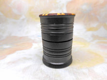 Laden Sie das Bild in den Galerie-Viewer, Ein Topf aus Tunbridge Ware mit einer Glasflasche – einem Tintenfass/Schleifgerät. Um 1840