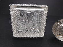 Charger l'image dans la galerie, Un flacon de parfum en verre taillé de qualité supérieure. c1840