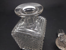 Charger l'image dans la galerie, Un flacon de parfum en verre taillé de qualité supérieure. c1840
