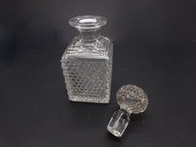 Charger l'image dans la galerie, Un flacon de parfum en verre taillé de qualité supérieure. c1840