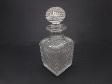 Charger l'image dans la galerie, Un flacon de parfum en verre taillé de qualité supérieure. c1840