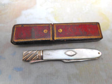 Charger l'image dans la galerie, A mother of pearl and silver folding fruit fork. c1790