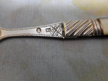 Charger l'image dans la galerie, Fourchette à fruits en nacre et argent. Vers 1790