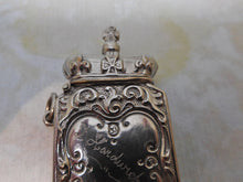 Charger l'image dans la galerie, Un étui à vesta en métal de base commémorant le couronnement d'Édouard VII. vers 1901