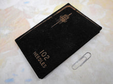 Charger l'image dans la galerie, A vintage velvet needle case. Milward '102 Needles'. c1940-1950