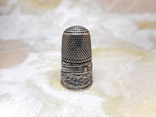 Laden Sie das Bild in den Galerie-Viewer, VERKAUFT.......Brighton Chain Pier – ein silberner Souvenir-Fingerhut. ca. 1840