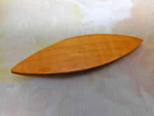 Charger l'image dans la galerie, VENDU......Une navette en frivolité Mauchline Ware - Le Petit Chaperon rouge. C1860