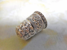 Charger l'image dans la galerie, An attractive silver thimble. Chester 1912. Charles Horner.