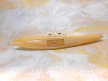 Laden Sie das Bild in den Galerie-Viewer, VERKAUFT……Ein graviertes Occhi-Schiffchen aus Perlmutt. ca. 1860