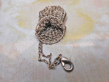 Charger l'image dans la galerie, Petit sac/bourse en métal blanc ajouré pour poupée. Vers 1900.