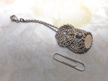 Charger l'image dans la galerie, Petit sac/bourse en métal blanc ajouré pour poupée. Vers 1900.