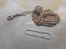 Charger l'image dans la galerie, Petit sac/bourse en métal blanc ajouré pour poupée. Vers 1900.