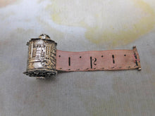 Laden Sie das Bild in den Galerie-Viewer, Ein silbernes Maßband mit der Abbildung von Schloss Windsor. Um 1850.