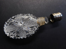 Laden Sie das Bild in den Galerie-Viewer, Ein kleines Parfümfläschchen aus geschliffenem Glas. ca. 1830.