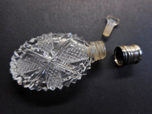 Laden Sie das Bild in den Galerie-Viewer, Ein kleines Parfümfläschchen aus geschliffenem Glas. ca. 1830.