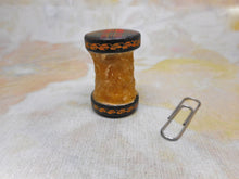 Charger l'image dans la galerie, Une cireuse à fil en tartan. McPherson. Vers 1860.