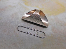 Laden Sie das Bild in den Galerie-Viewer, A Dutch finger guard thimble in the form of a ring. c1870.